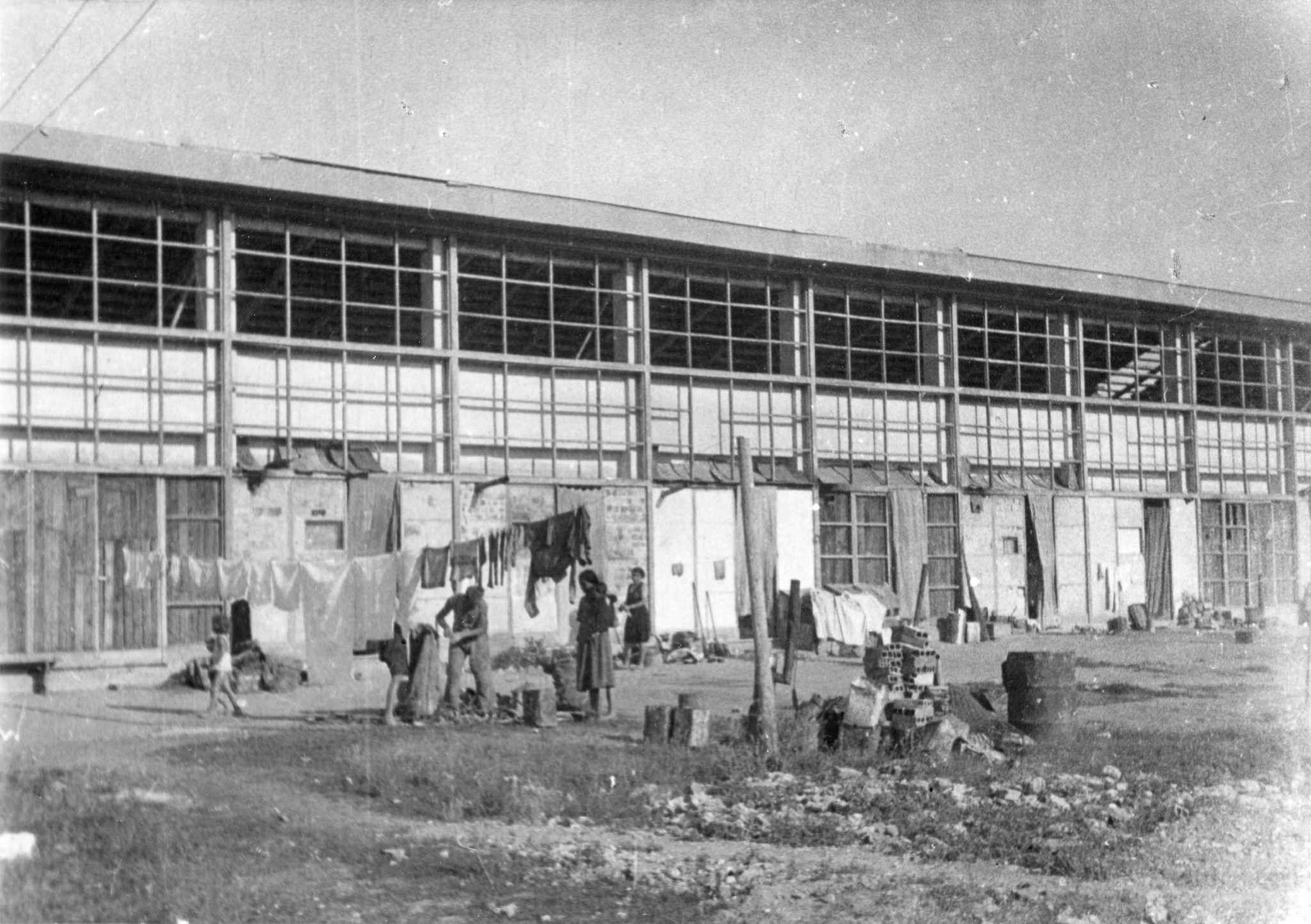 "Torino, Sommer 1946"; Familie wäscht vor dem Haus die Wäsche