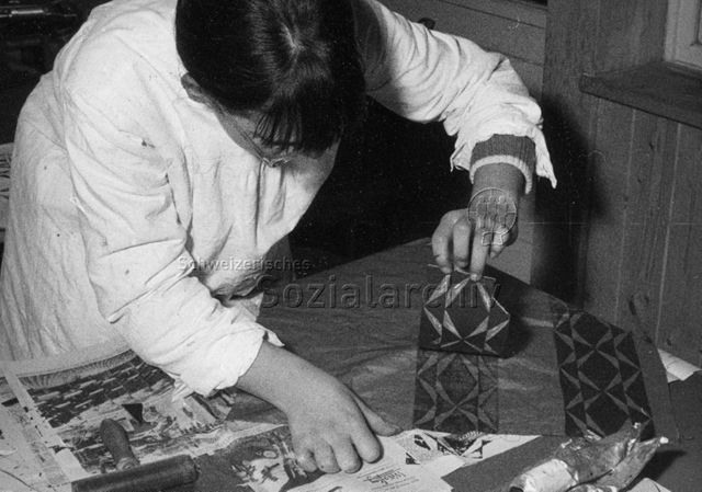 "Freizeitbeschäftigung innen - Batik" - Frau beim Drucken; um 1980