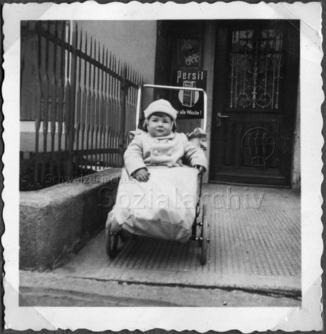 Album Alfred Brauchli, Teil 1/3: 699 Tage Aktivdienst 1939-1945 als Sanitätssoldat bei der Sanitätskompanie I/​7, Thurgau:- Kind im Kinderwagen