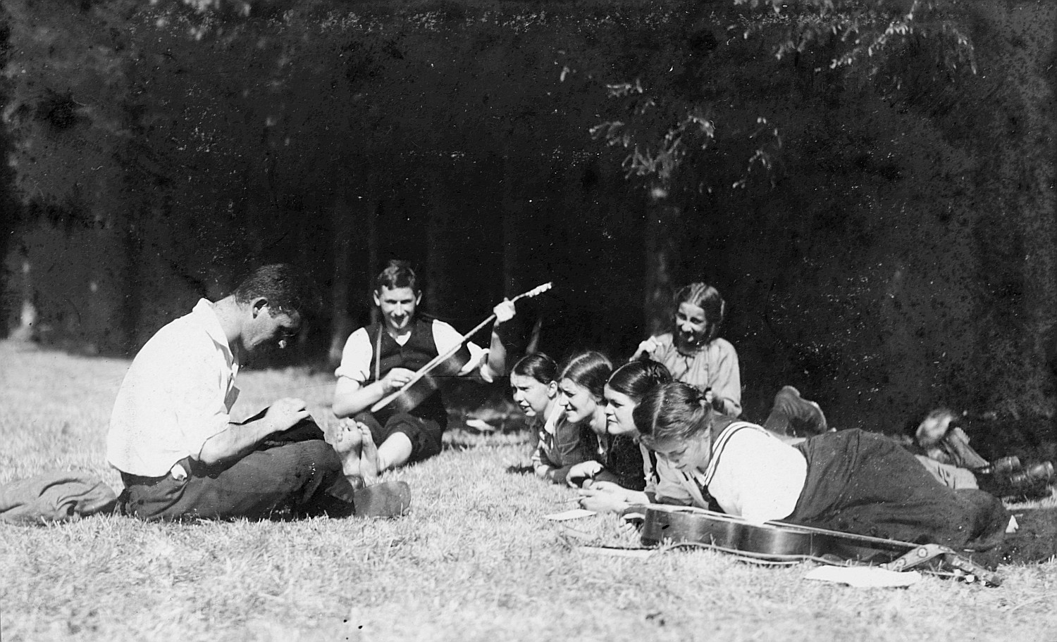 Wandervögel der Ortsgruppe Winterthur auf der Wiese, ein Junge Gitarre spielend (1912 oder 1914)