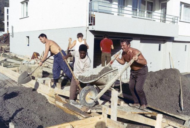 "Ebnat-Kappel, Väter bauen in Fronarbeit Kinderspielplatz" - Männer bei der Arbeit, Schubkarre; 1971