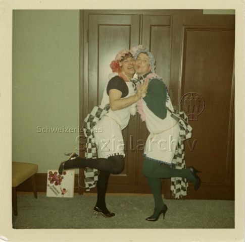 Foto aus Nachlass von Werner Dietrich (links) - Fasnacht bei Bruno Hotz (rechts), Färberstrasse 30, ca. 1965