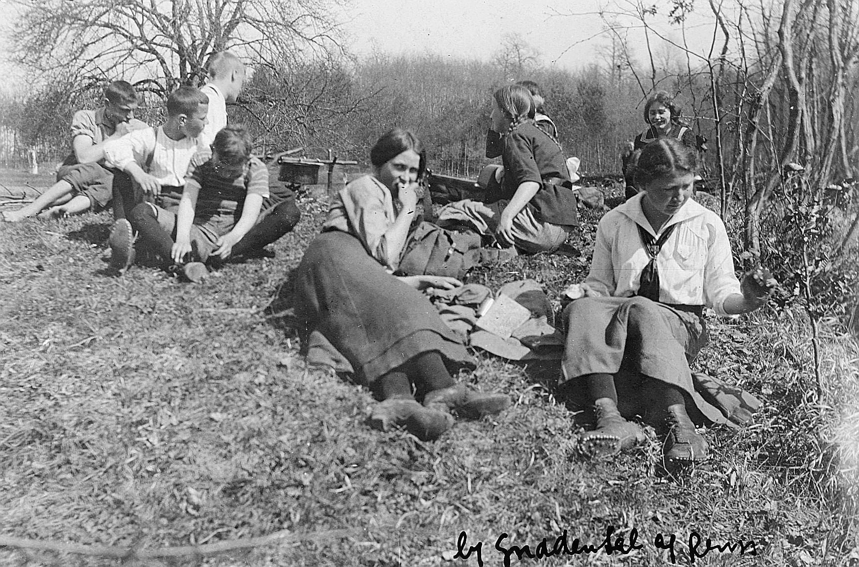 Trefffahrt in Gnadenthal: Rastende Wandervögel sitzen auf der Wiese (1916)