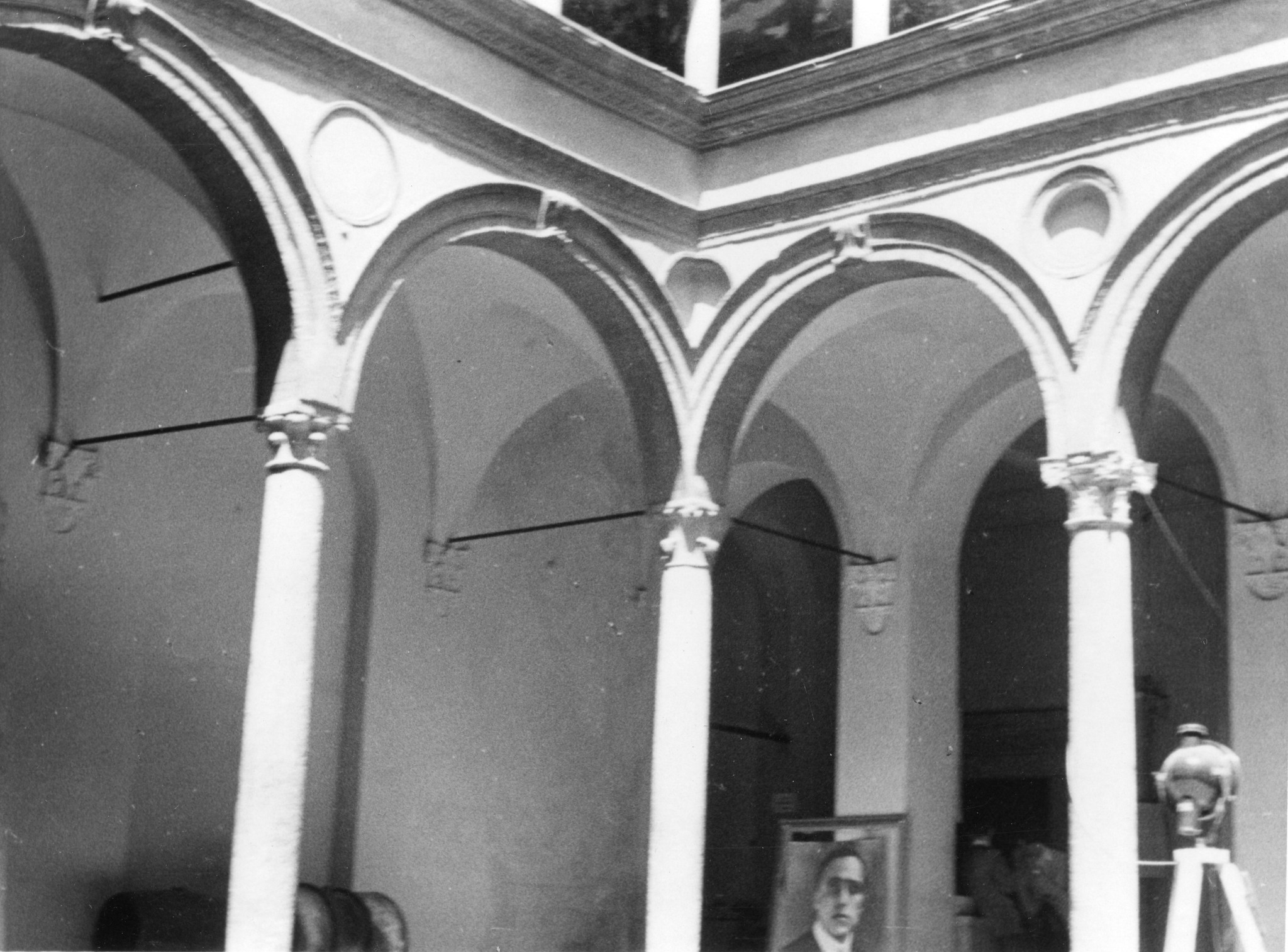 "Milano. Haus der Squadristi, jetzt Sitz der S.P. Ein Portrait Matteottis (in der Nacht durch Scheinwerfer beleuchtet) ersetzt die Büste Mussolinis."; Innenhof eines Gebäudes