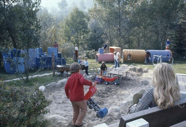 "Siedlungsspielplatz Lichtensteig", Zürich - spielende Kinder, Sandspielplatz, Brunnen, Betonröhren-Zug; um 1975