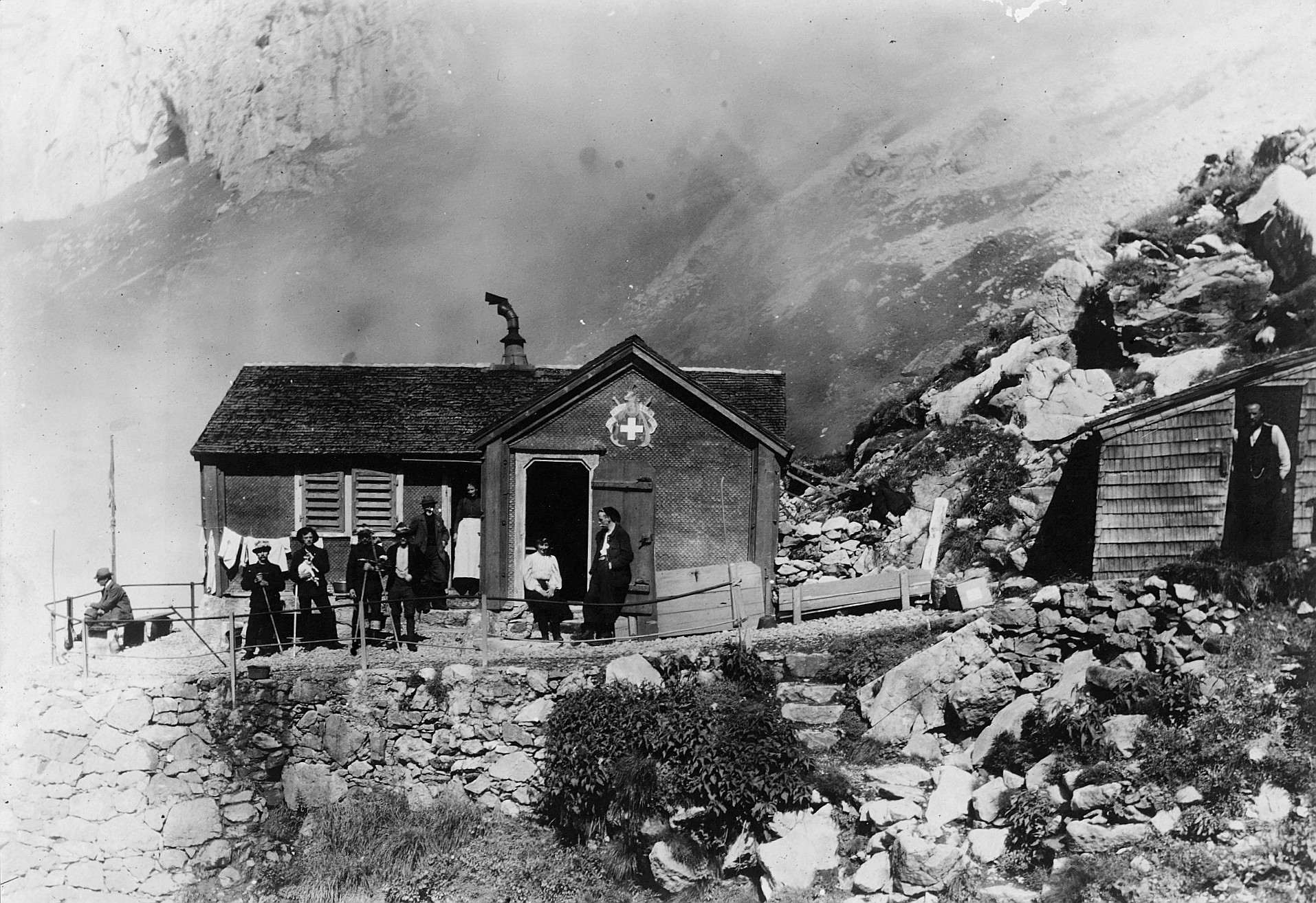 Industrianer Winterthur vor einer Hütte (vermutlich SAC-Hütte) (1914)