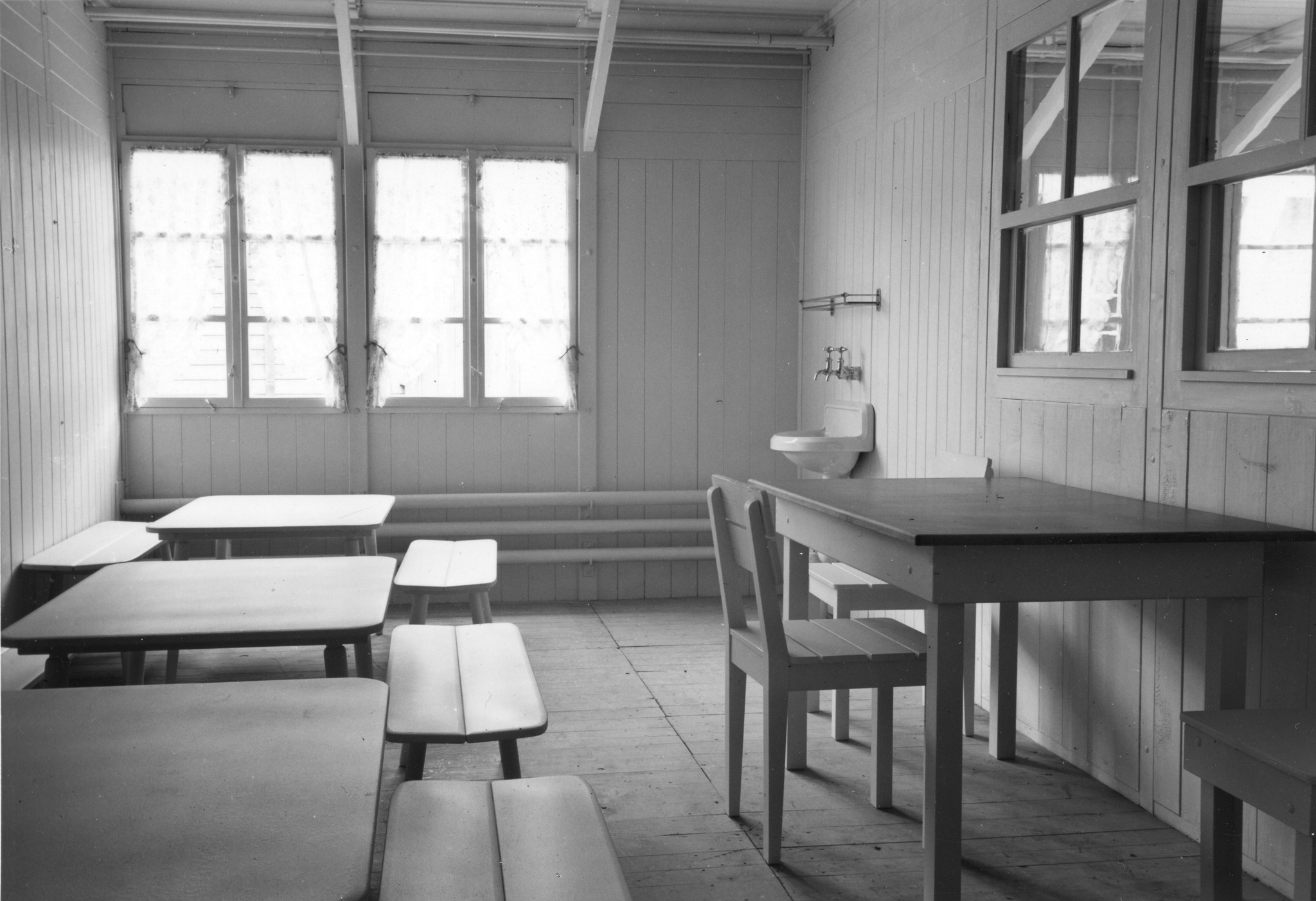 Sozialzentrum in Saint-Lô, ein Raum mit Tischen, Stühlen und einem Waschbecken