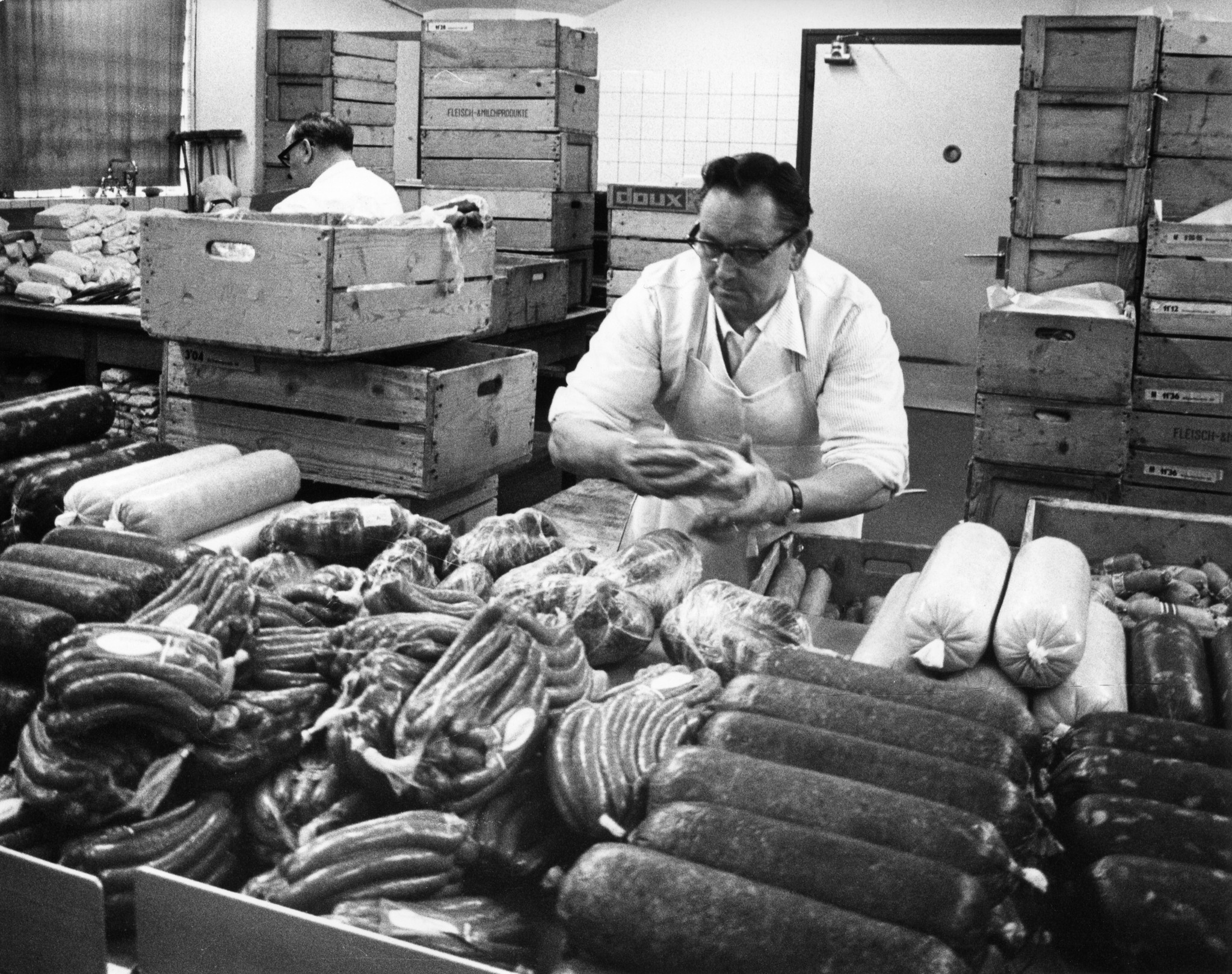 Männer beim Verpacken von Wurstwaren