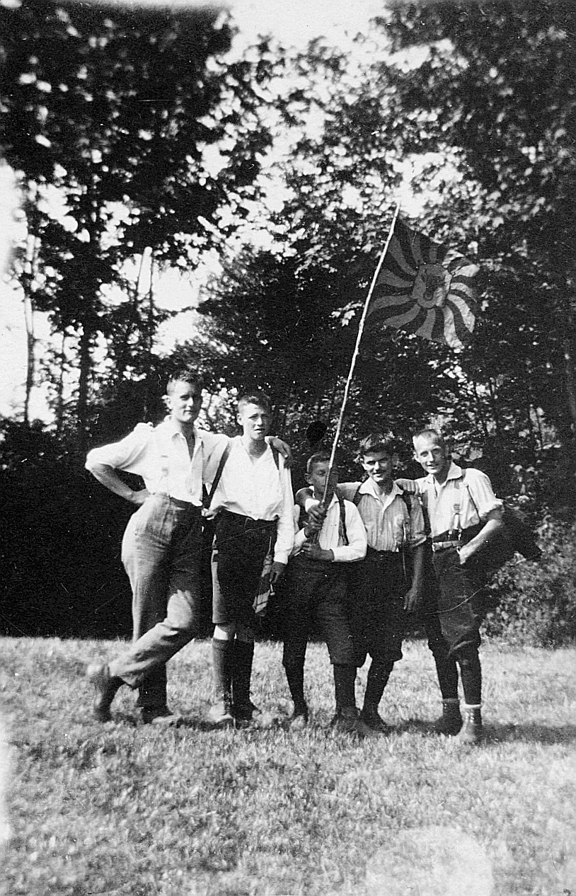 Gruppenporträt Urner Wandervögel, ein Wandervogel die Fahne tragend (1920)