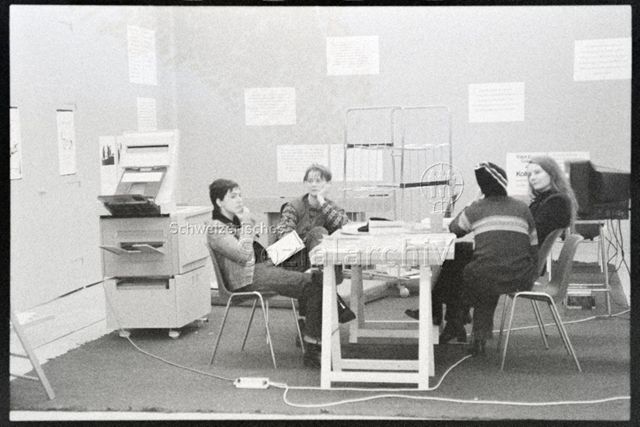 Ausstellungsansicht, Arbeitssituation mit Kopiergerät und TV-Gerät