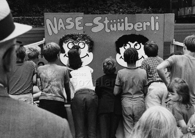 "Robifest Heuried", Zürich - Kinder vor der "Nase-Stüüberli"-Wand; 1970