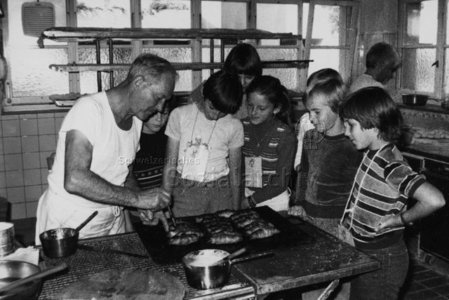 "Ferienpass" in der Bäckerei - Kinder sehen Bäcker beim 'Gipfeli' backen zu; um 1980
