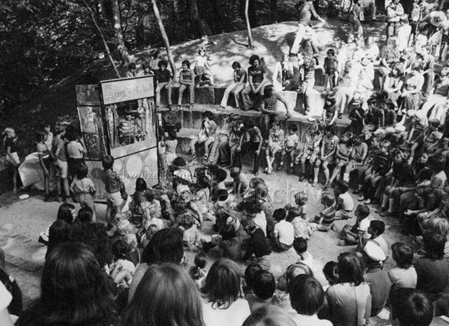 "Spielaktion Le Lignon GE" - Kinder bei einer Vorführung; 1975