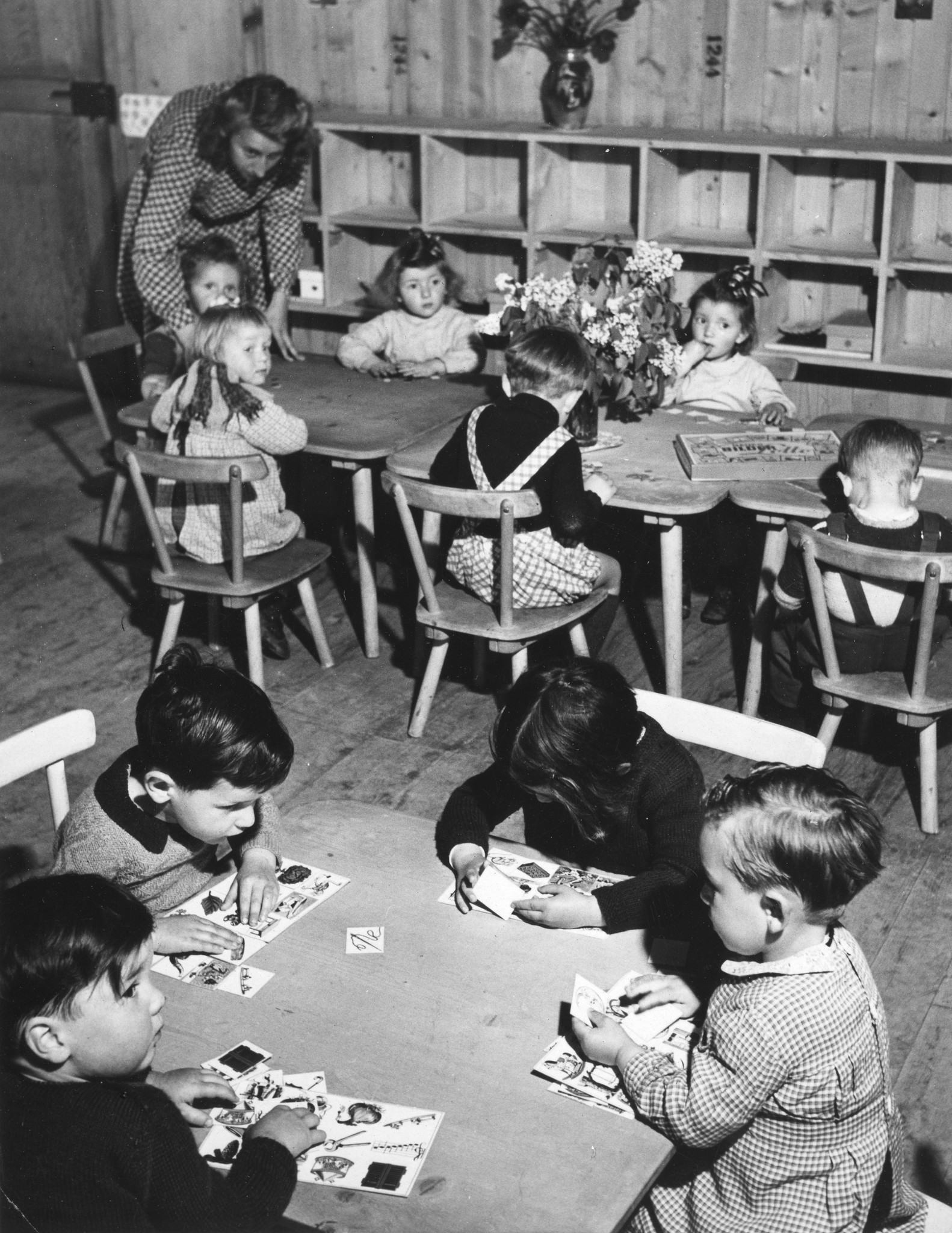 "St. Lô - école maternelle". Kleinkinder spielen im Kindergarten des Sozialzentrums