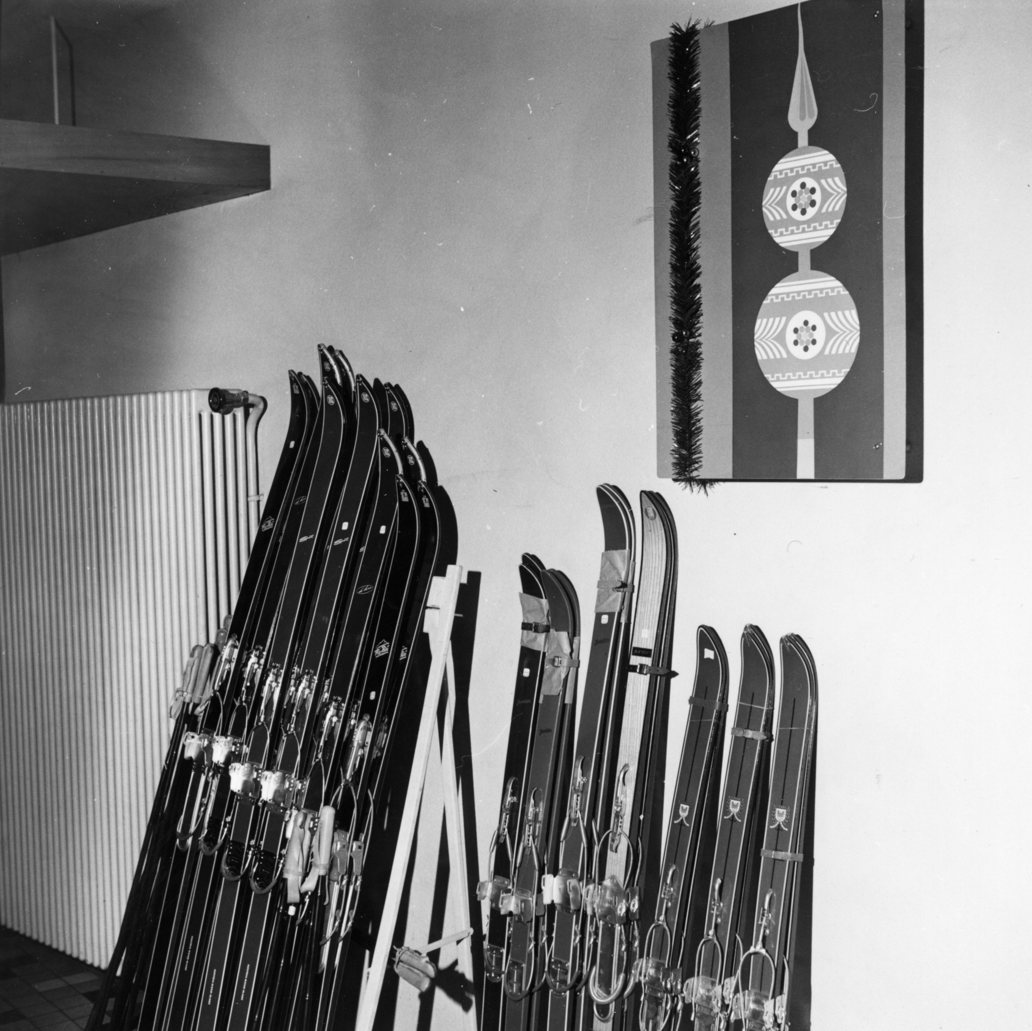 Skis (in einem Verkaufslokal?)