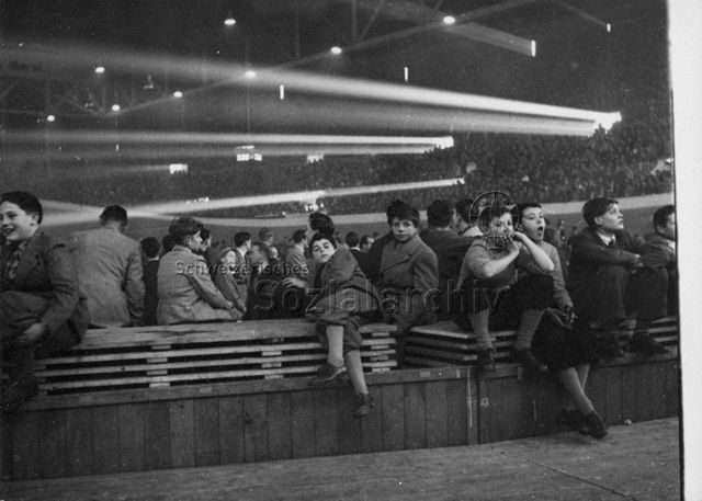 "Blick ins überfüllte Hallenstadion" - Kinder bei einer Veranstaltung; um 1960
