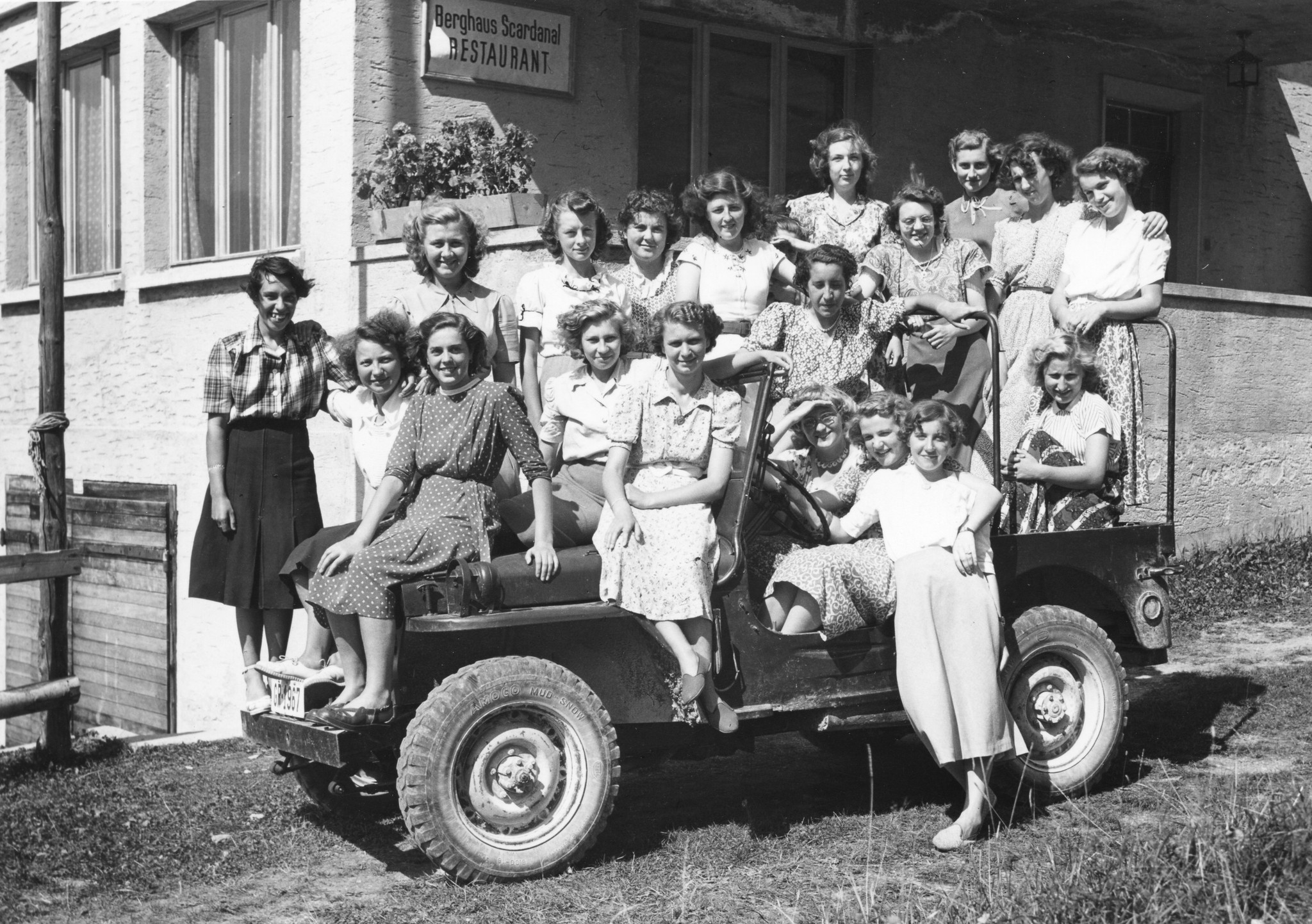 Gruppenfoto der jungen Frauen auf einem Wagen