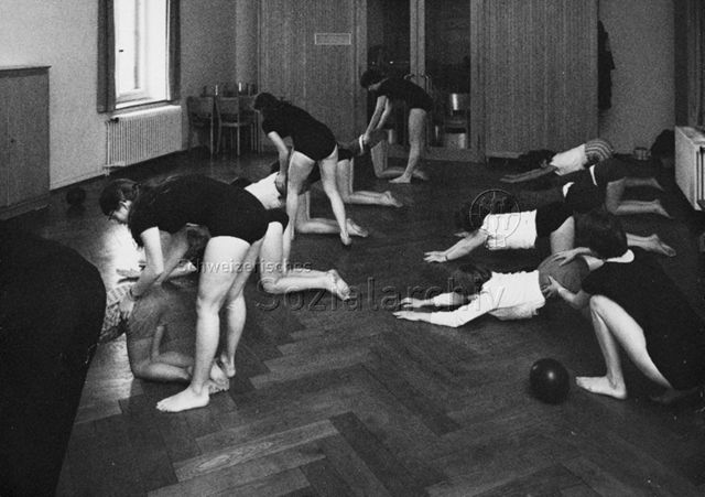Turnen - Kinder bei einer Übung; um 1970