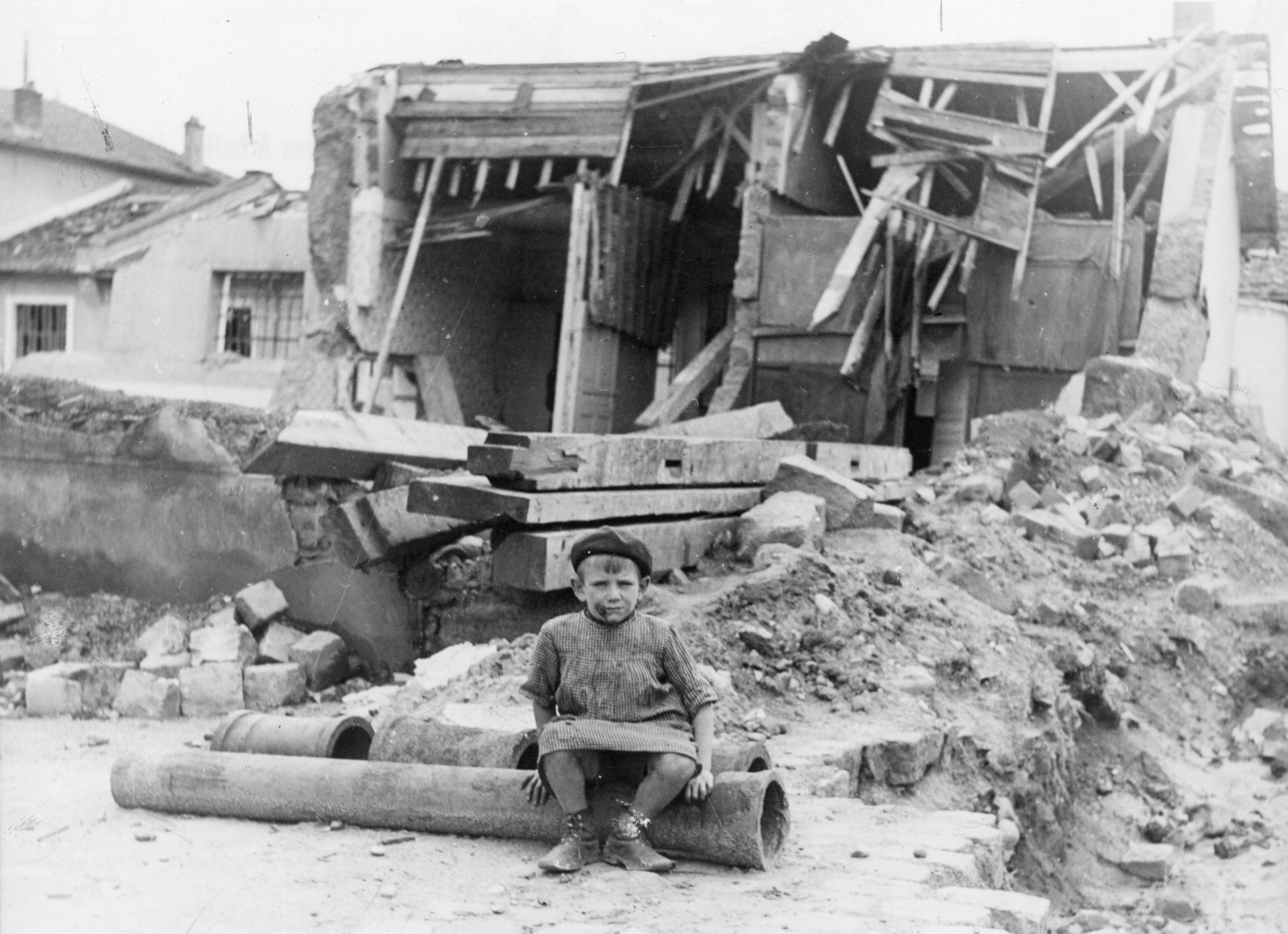 "Lyon, Oktober 1944. Brauchen französische Kinder die Hilfe der Schweiz?" Knabe vor den Trümmern eines Hauses im zerbombten Arbeitervierteil nah den Berliet-Werke