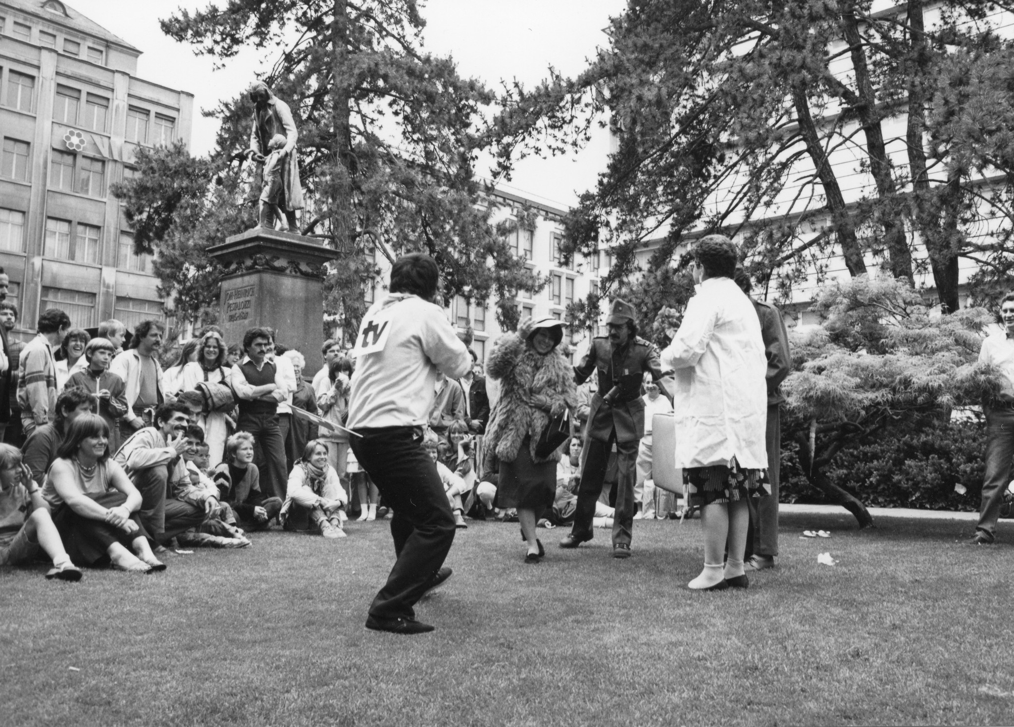 Tag des Flüchtlings 1984; ein Theaterspiel auf der Pestalozziwiese in Zürich mit zahlreichen Zuschauern