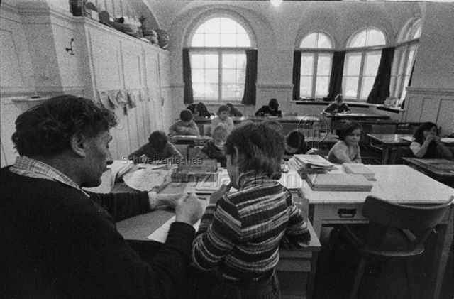 "Kinderheilstätte [Davos], Schule" - Lehrer und Kinder im Unterricht; 1970
