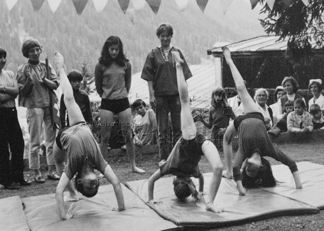 "Kinderheilstätte, Davos" - Kinder beim Turnen; um 1970