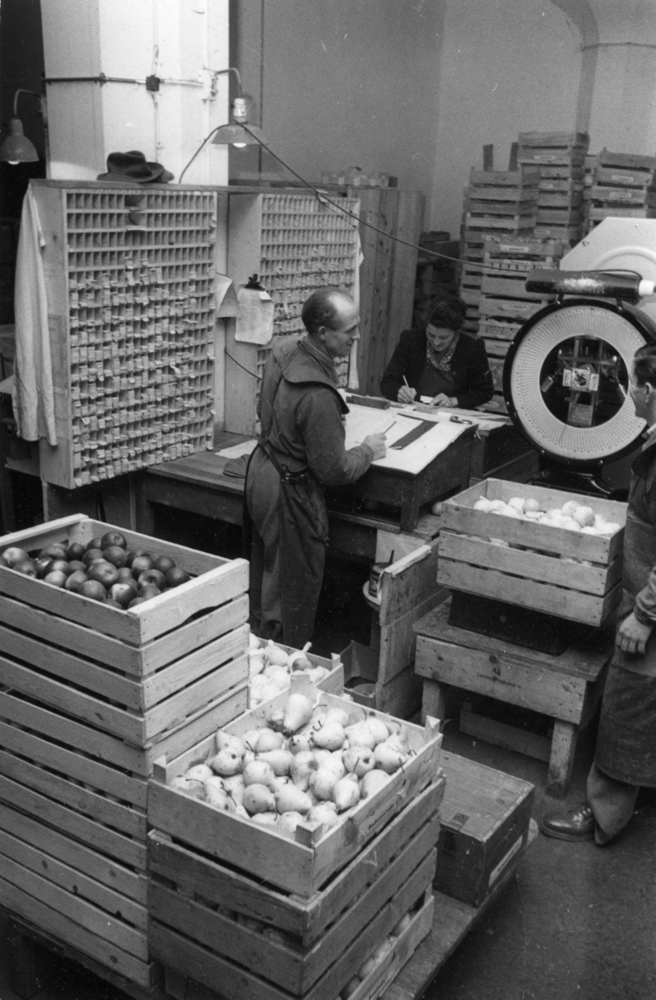 Wägen von in Kisten verpackten Früchten