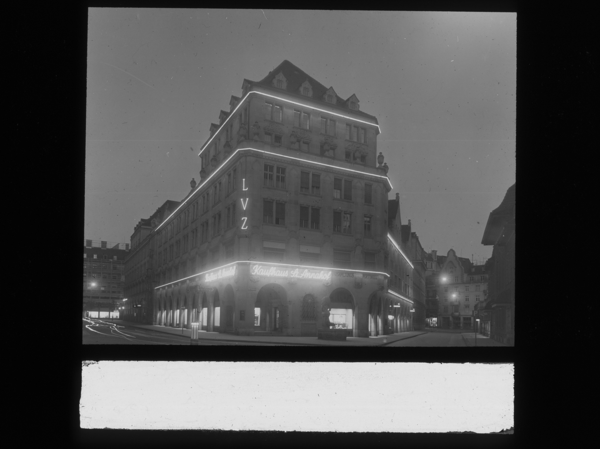 Dia: Kaufhaus St. Annahof, Aussenansicht in der Nacht.