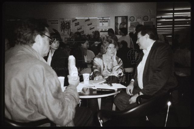 Gruppe im Café im Museum für Gestaltung Zürich