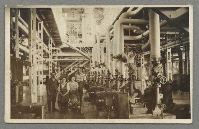Mitarbeitende in der Produktionshalle einer Zuckerfabrik, um 1910