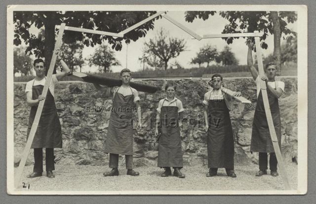 Zimmerer, Lehrlinge mit überdimensioniertem Werkzeug, um 1925
