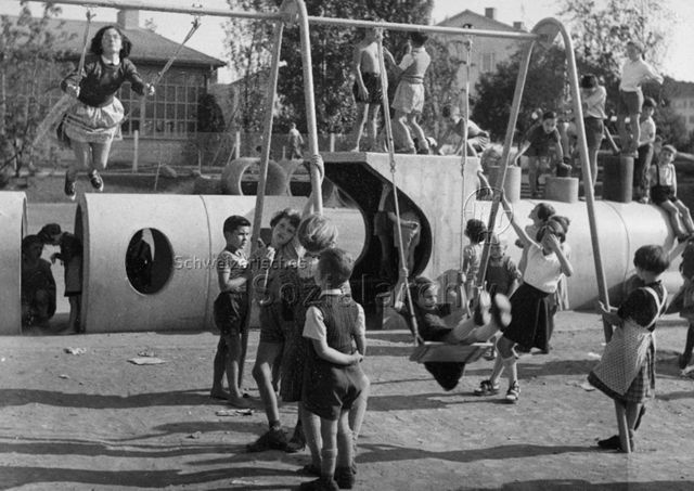 Spielplatz Heiligfeld, Letzigraben Zürich - Kinder beim Schaukeln; um 1960