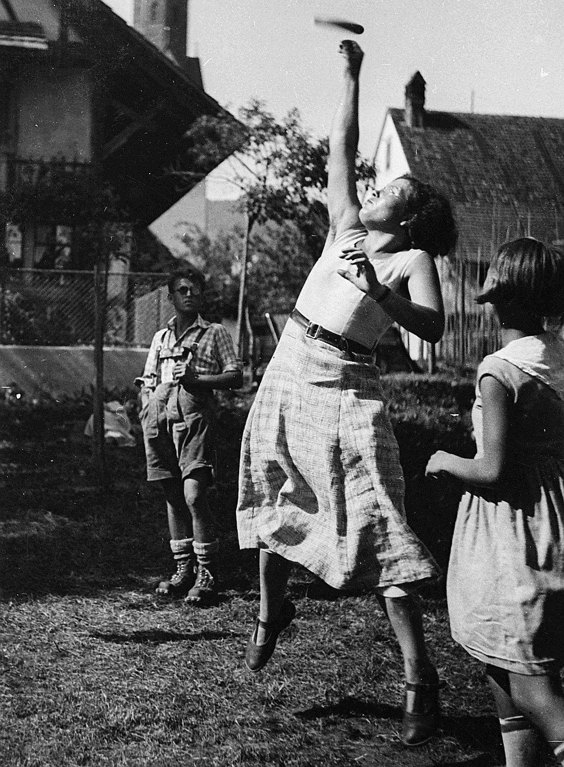 Wandervogel-Landsgemeinde in Otelfingen - Gret Nyffeler "im Sprung" (vermutlich bei einem Spiel) (1935)