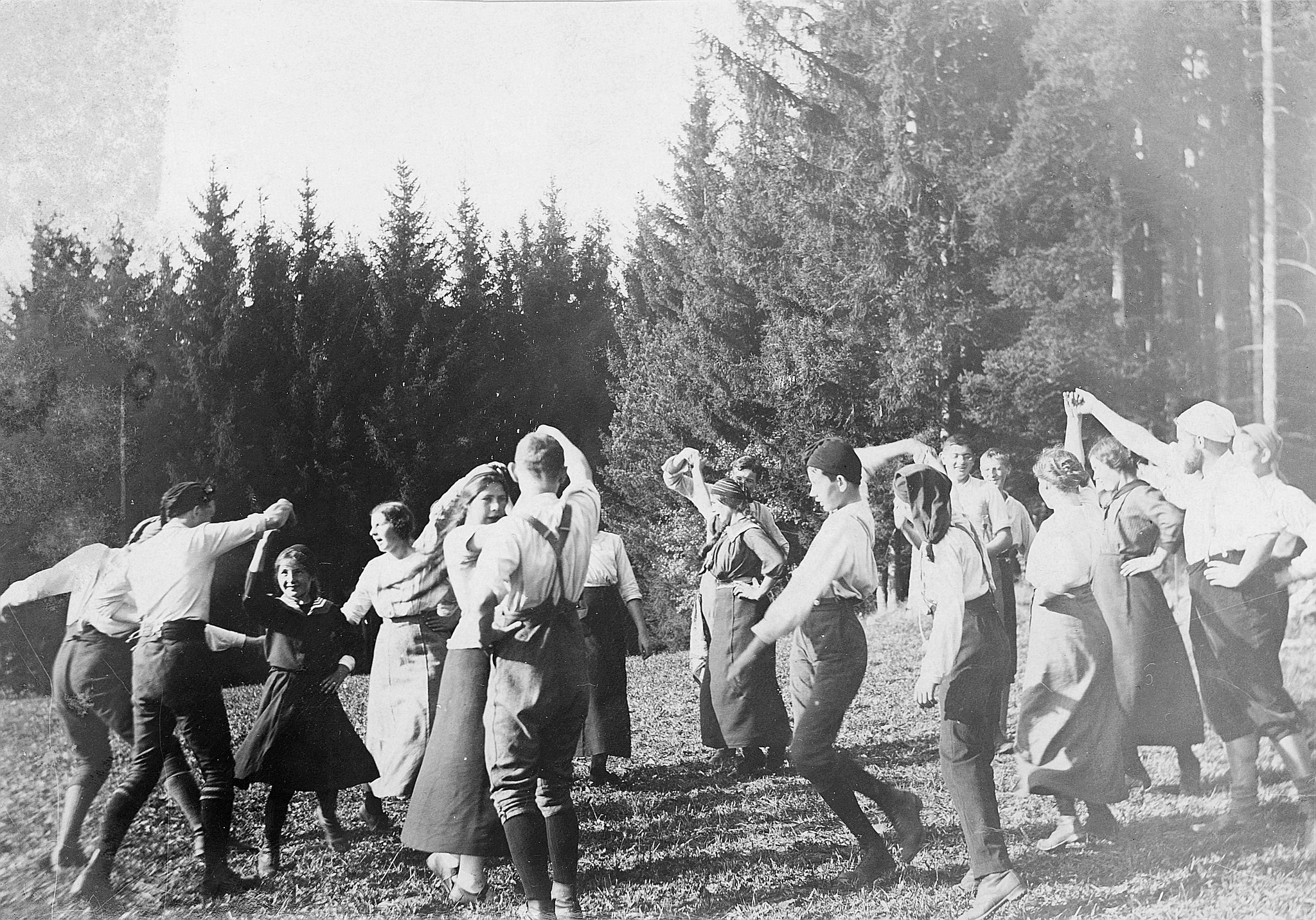 Tanzende Wandervögel bei einem "Volkstanz im Walde" (1913)