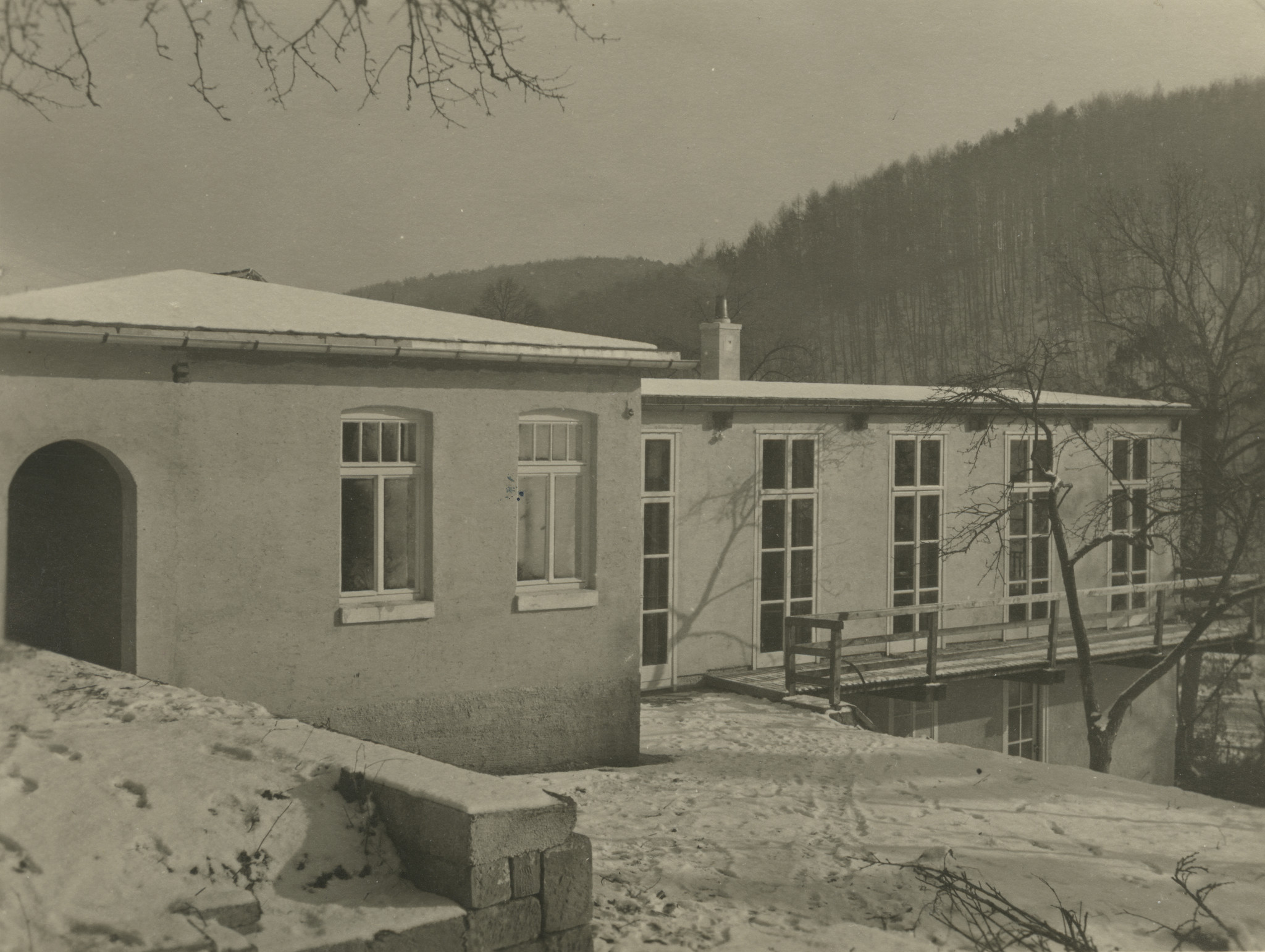 "Ehemaliges Studentenheim, dann Hitler-Jugend-Heim, seit 1945 Arbeiterwohlfahrt. Kindergarten, Jugendheim für die Falken, Nähstube der Arbeiterwohlfahrt Stuttgart"; Aussenansicht eines Gebäudes
