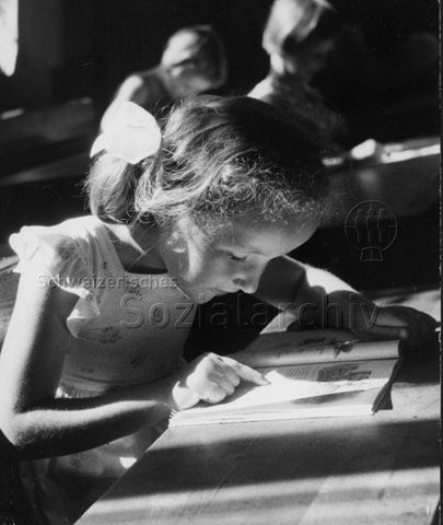 "Schule" - Mädchen in der Schule beim Lesen eines Buches; um 1970