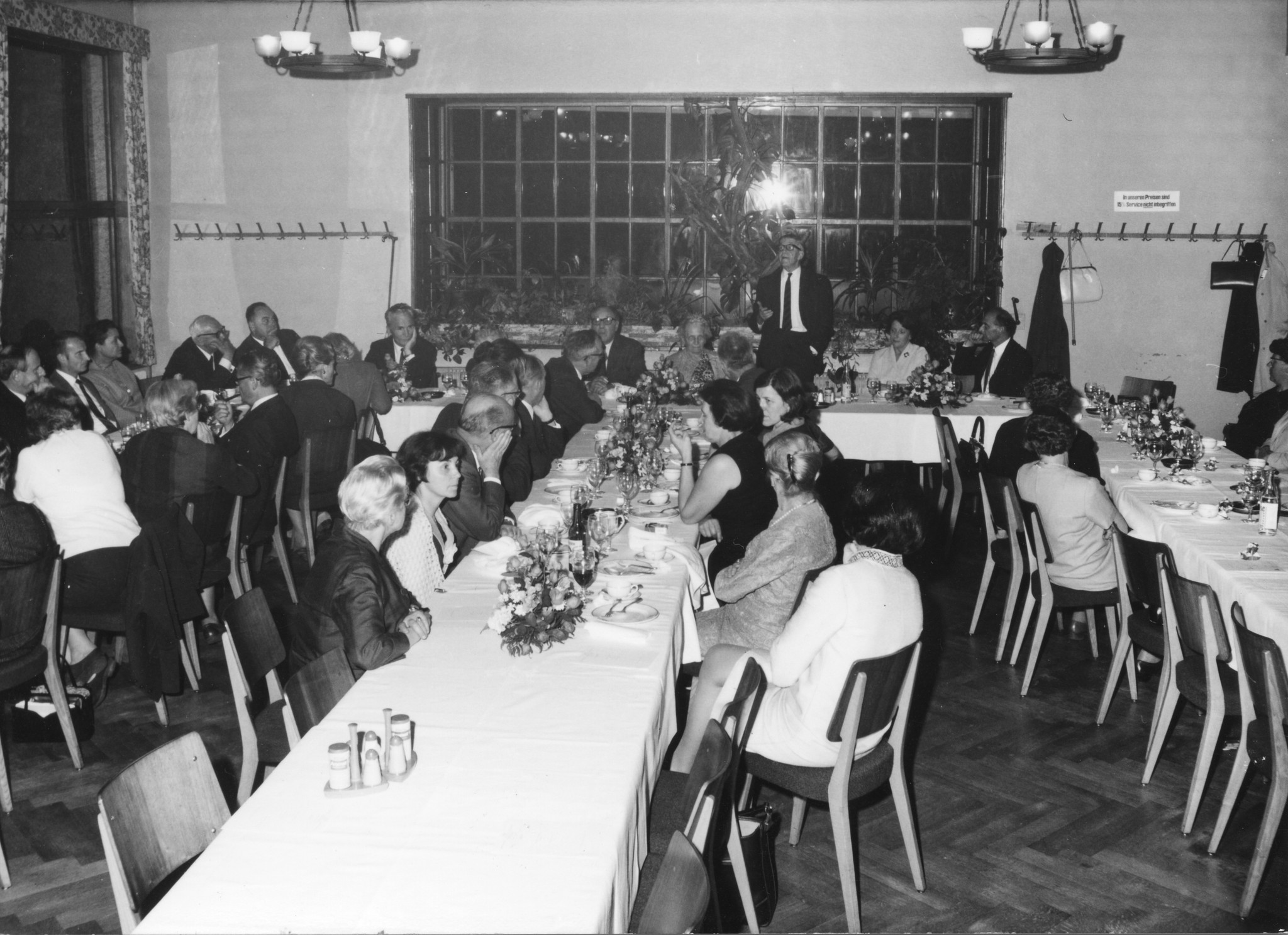 "80. Geburtstag Regina Kägi 08.05.1969"; Mann hält vor den Gästen eine Rede