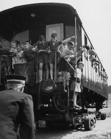 "Park im Grüene", Rüschlikon, Transport eines alten Zugwaggons; um 1960