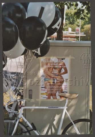 Aktion der HAZ: "Rainbow-Wolke of Love" im Vorfeld der kantonalen Abstimmung zum Partnerschaftsgesetz (08.09.2002) – Ausfahrt als Gruppe mit dem Fahrrad – Miss & Mister Brasil 2002<br>