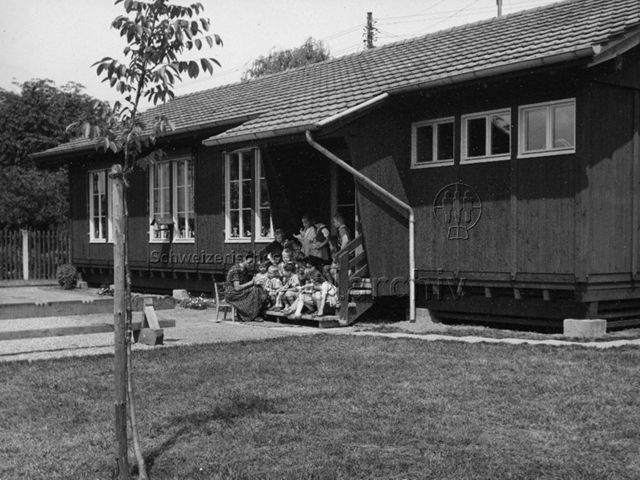 "2 Kindergärten, Olsbergerweg, Basel, Arch. H. Bernoulli + K. Mayer - Gruppenbild"; um 1960