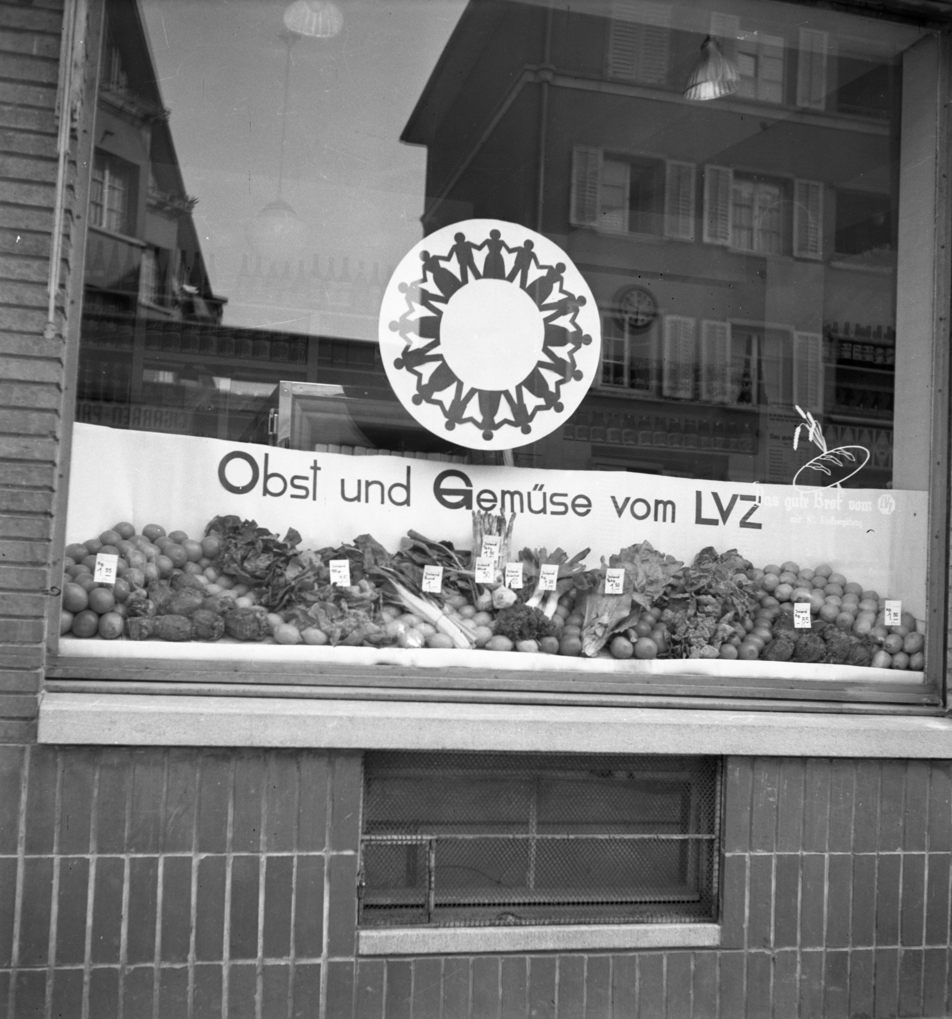 Schaufenster Filiale LVZ: "Obst und Gemüse vom LVZ"