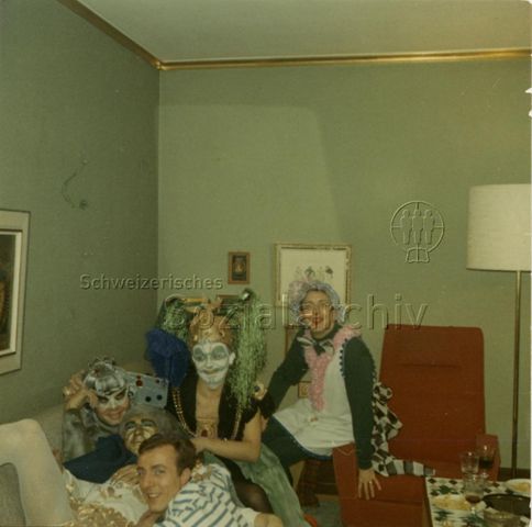 Foto aus Nachlass von Werner Dietrich - Fasnacht bei Bruno Hotz, Färberstrasse 30, Ernst Ostertag (mitte) Bruno Hotz (rechts) - ca. 1965