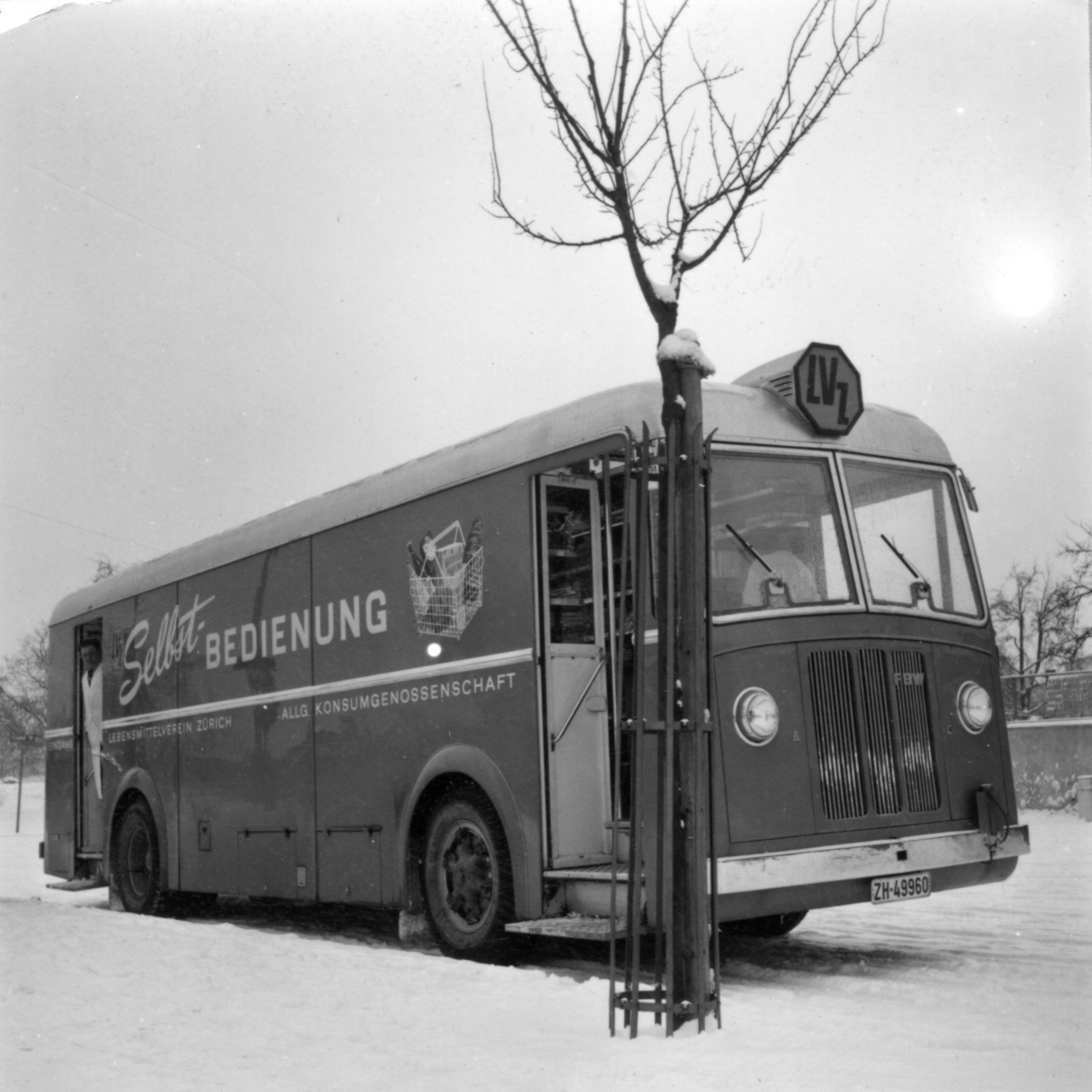 Selbstbedienung - Verkaufsbus des Lebensmittelvereins Zürich