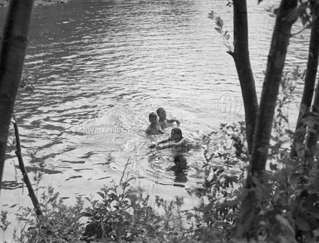 Bosco della Bella, Feriendorf für kinderreiche Familien - Drei Kinder und ein Mann beim Baden im Fluss; um 1970
