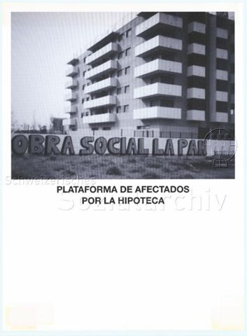 "Plataforma de afectados por la hipoteca" - Wohnblock mit Graffiti "(?-)obra social la pan" im Vordergrund