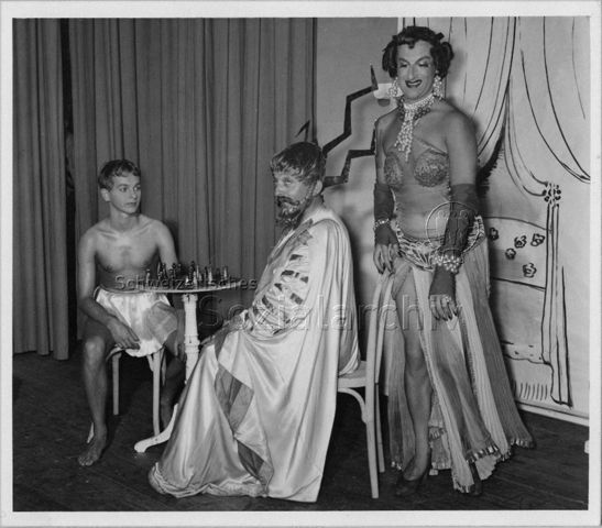 v.l.n.r.: Röbi Rapp als "Ganymed", Karl "Rolf" Meier als "Zeus", Bertie Wolf als "Hera" im "Raub des Ganymed" vermutlich  im "Kreis" - 1954