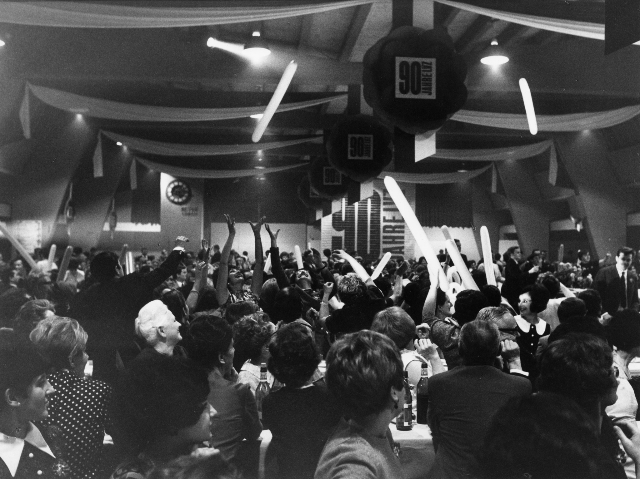 Jubiläum 90 Jahre Lebensmittelverein Zürich 1968: Menschenmenge mit Ballonen
