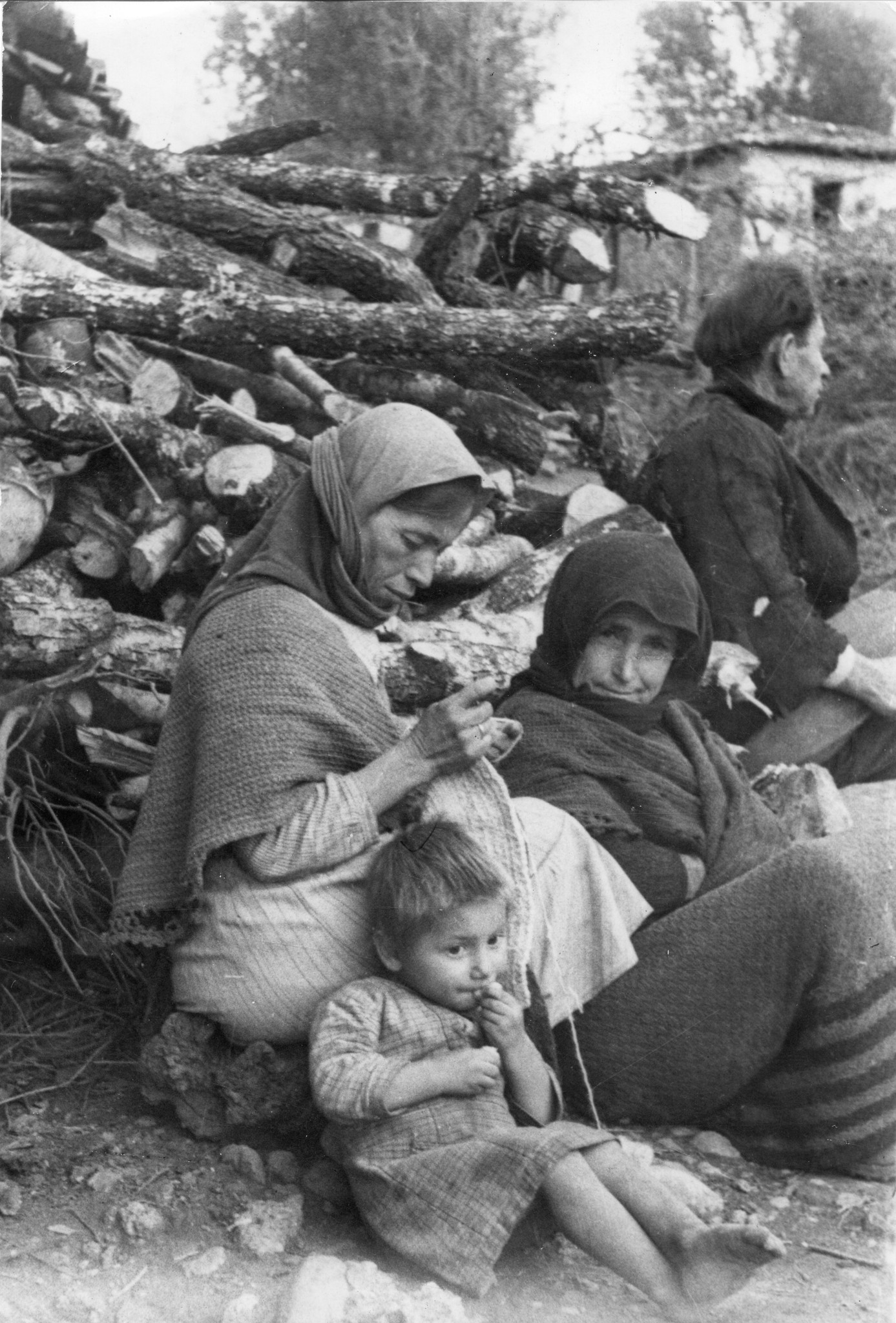 "Paysannes du Péloponèse après la libération de leur village par l'armée nationale." Griechischer Bürgerkrieg