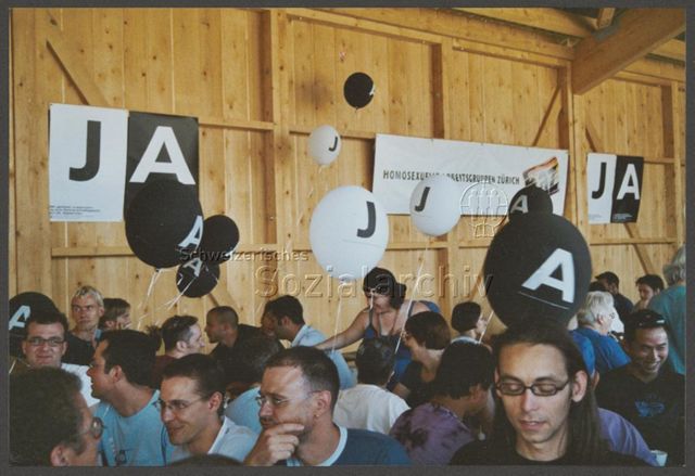 Aktion der HAZ: "Rainbow-Wolke of Love" im Vorfeld der kantonalen Abstimmung zum Partnerschaftsgesetz (08.09.2002)<br>
