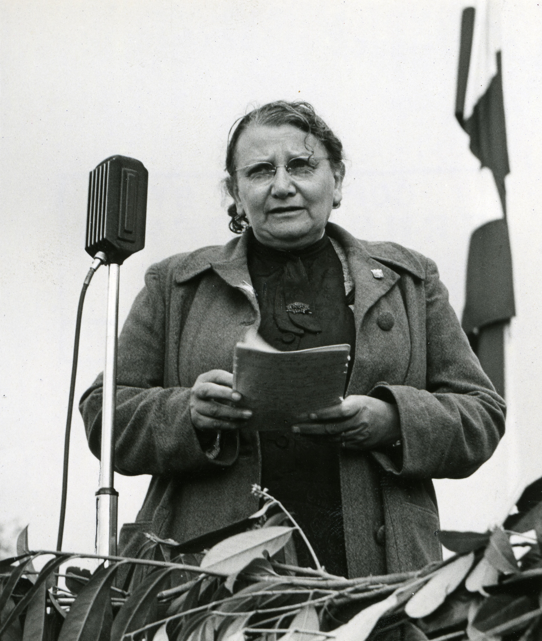 Regina Kägi-Fuchsmann in Saint-Lô eine Rede haltend
